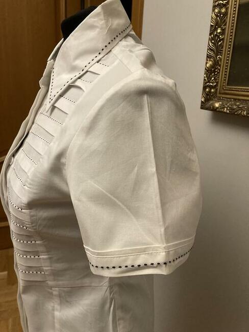 Biała koszula z kołnierzem