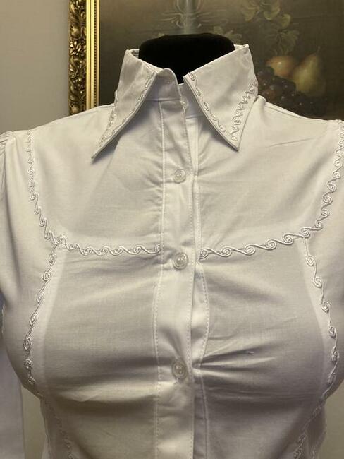 Ładna biała koszula