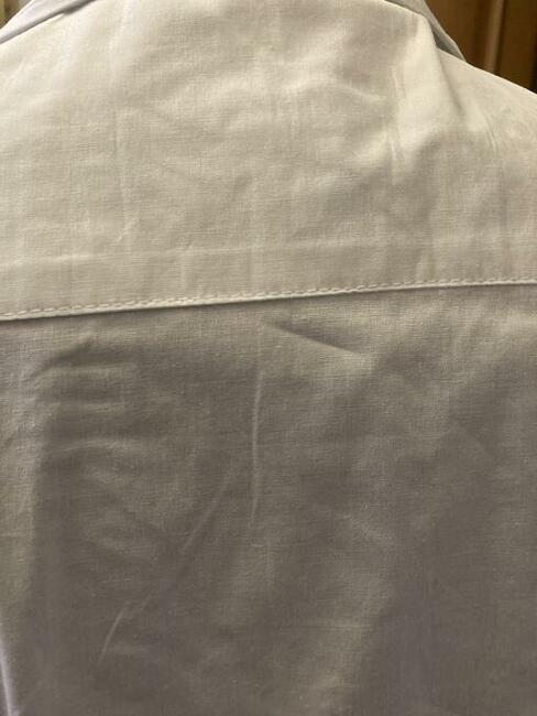 Biała koszula z delikatnym wzorem