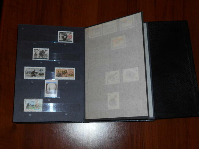 Sprzedam klaser znaczków ze znaczkami.