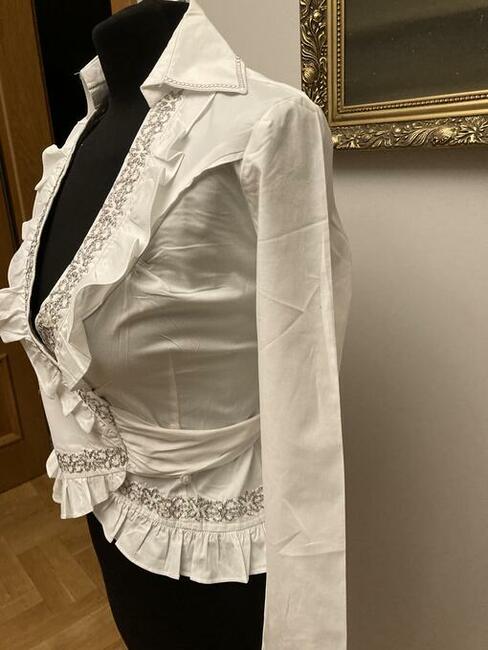 Biała bluzka z haftem