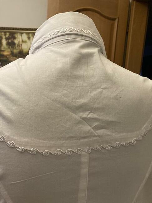 Ładna biała koszula