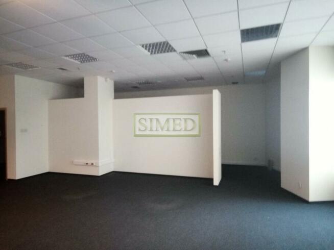 Showroom ,otwarta przestrzeń,przy wejściu ochrona