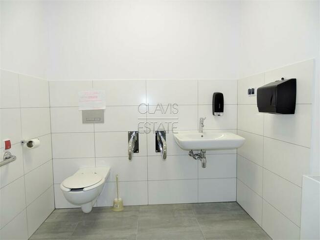 Lokal na II piętrze z witryną