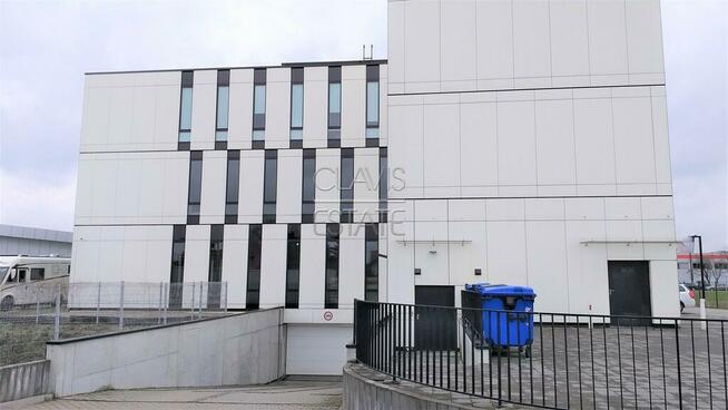 Lokal na II piętrze z witryną