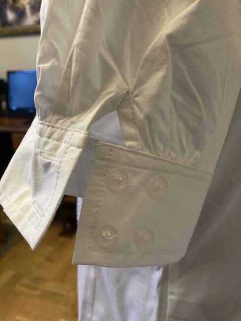 Biała koszula z delikatnym wzorem