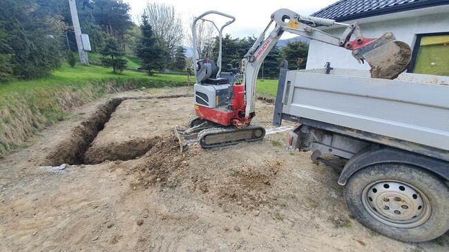 minikoparka niwelacja prace ziemne