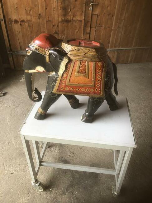 Słoń hinduski z drewna