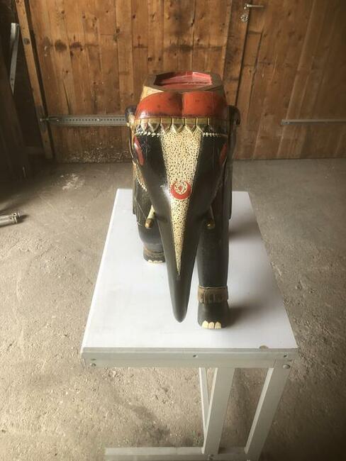 Słoń hinduski z drewna