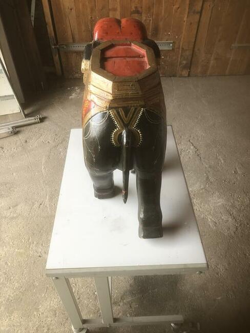 Słoń hinduski z drewna