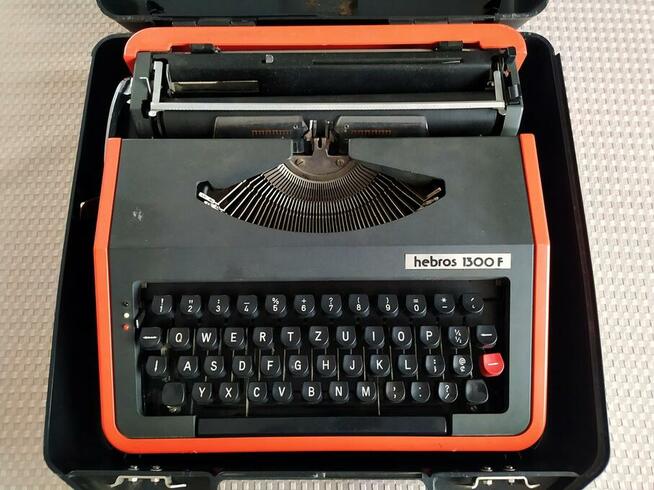 Maszyna do pisania HEBROS 1300F - przenośna, w walizce, PRL