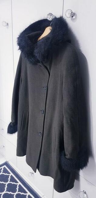 Damski płaszcz z kapturem