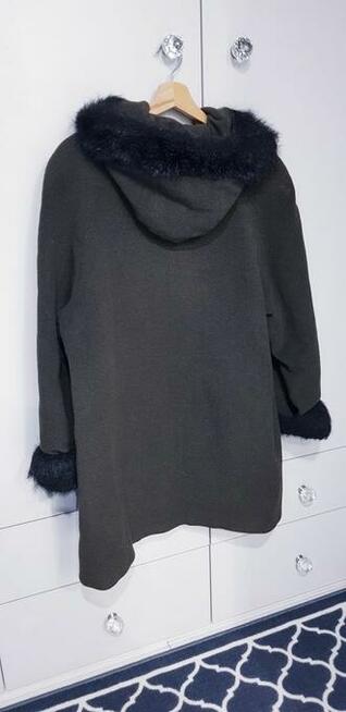 Damski płaszcz z kapturem