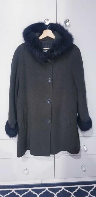 Damski płaszcz z kapturem