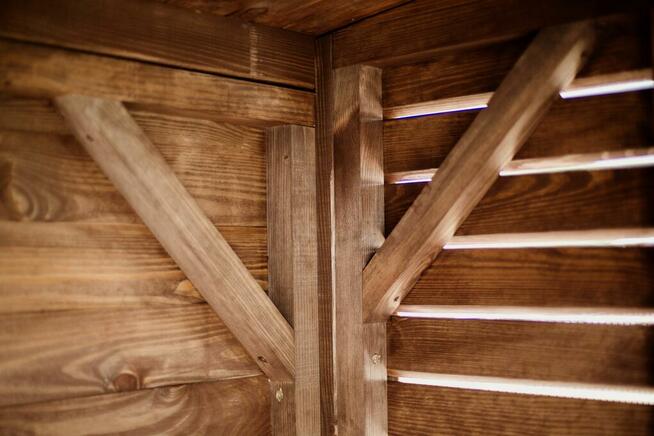 Drewutnia z domkiem narzędziowym, elewacja romb