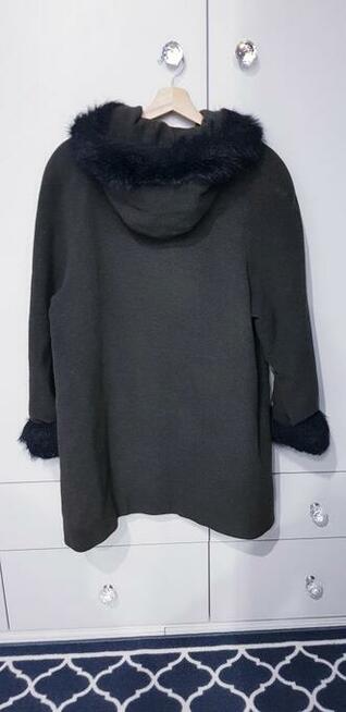 Damski płaszcz z kapturem