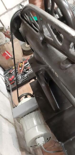 Maszyna SINGER do szycia z silnikiem 230V