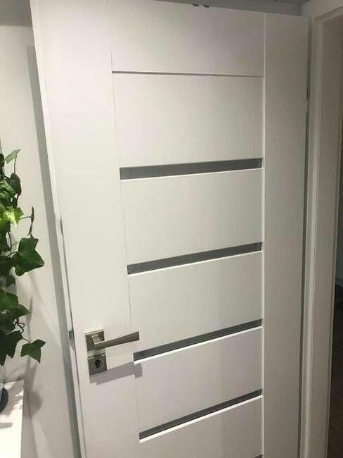 Oklejanie mebli, frontów, szyb i balustrad, odświeżanie