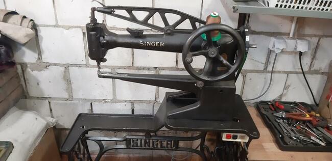 Maszyna SINGER do szycia z silnikiem 230V