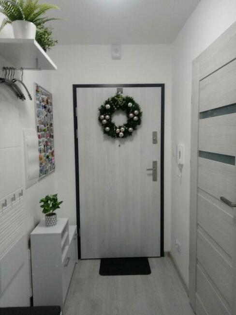 Oklejanie mebli, frontów, szyb i balustrad, odświeżanie