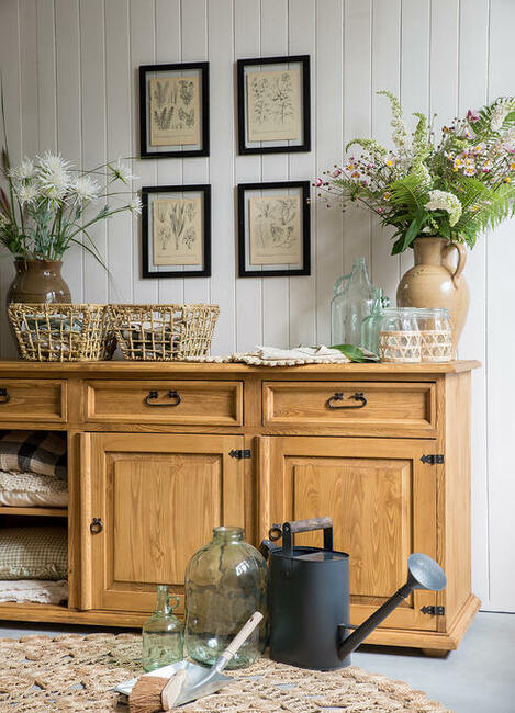 Drewniana komoda w stylu country