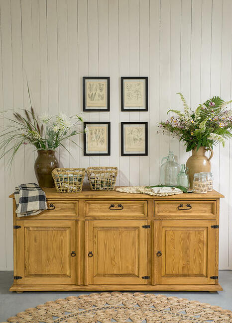 Drewniana komoda w stylu country