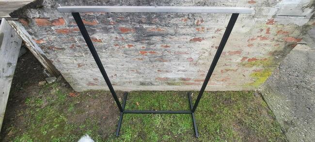 Wieszak na ubrania wolnostojący z profila do garderoby