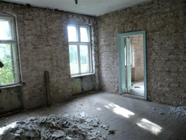 BUDYNEK W OTULINIE ZIELENI I TARASOWO UŁOZONYCH STAWÓW