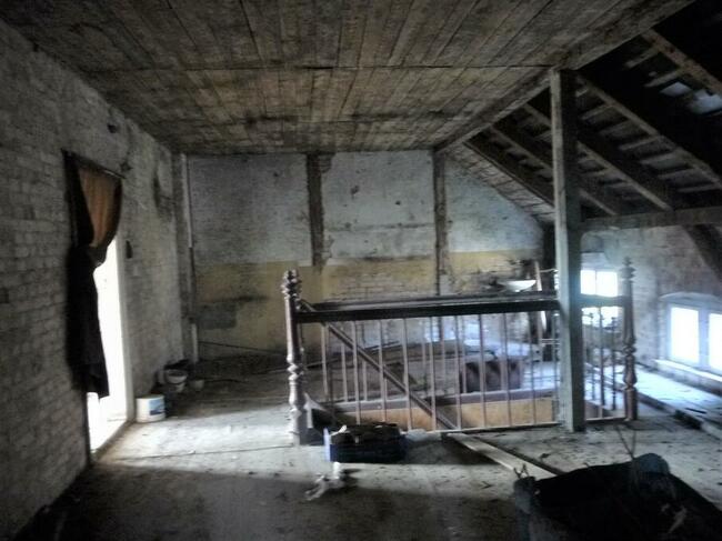 BUDYNEK W OTULINIE ZIELENI I TARASOWO UŁOZONYCH STAWÓW