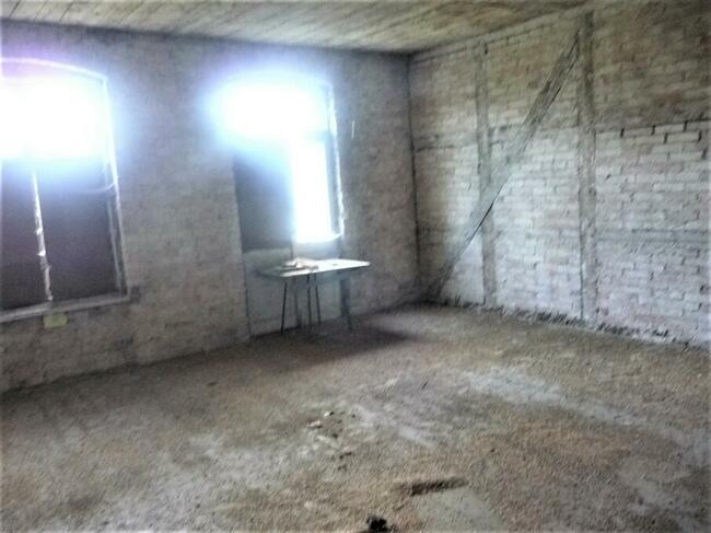 BUDYNEK W OTULINIE ZIELENI I TARASOWO UŁOZONYCH STAWÓW