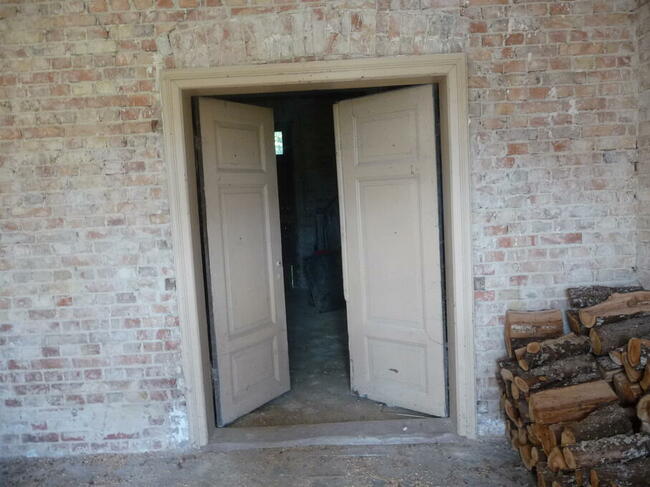 BUDYNEK W OTULINIE ZIELENI I TARASOWO UŁOZONYCH STAWÓW