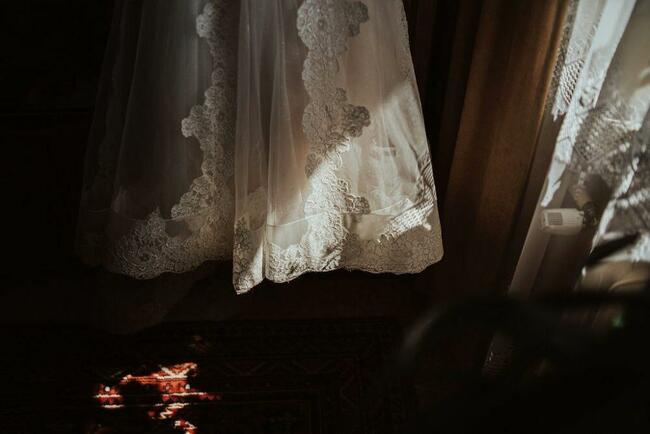 Suknia ślubna ivory, zdobiona koronka Madonna