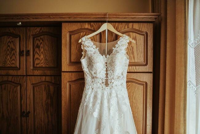 Suknia ślubna ivory, zdobiona koronka Madonna