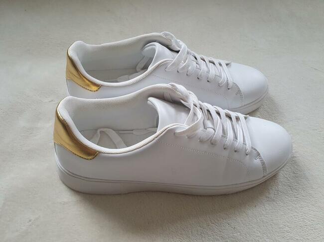 Sneakersy damskie białe.