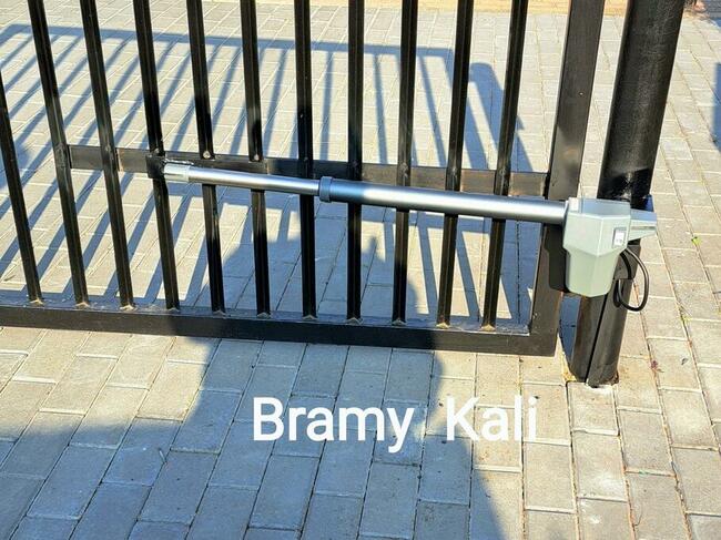 Montaż siłowników do bramy skrzydłowej