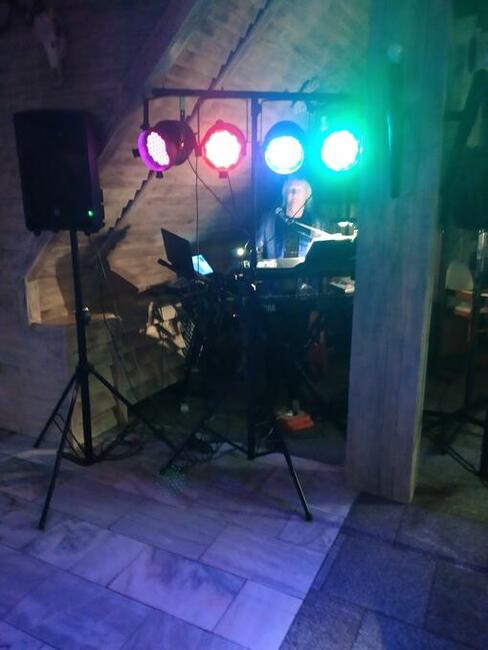 Dj oraz muzyk grający i śpiewający - dwa w jednym