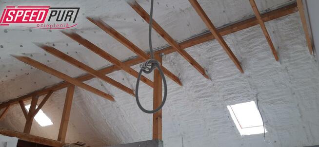Piana PUR Ocieplanie Poddasze Wiązary Dach Strop Witnica