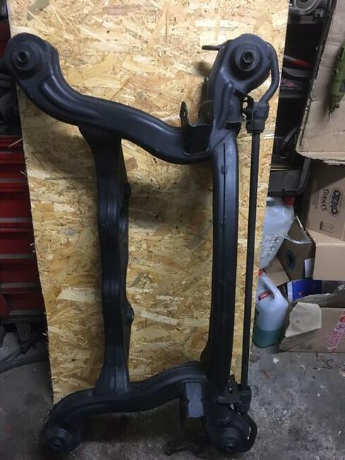 belka tylna mercedes GLA