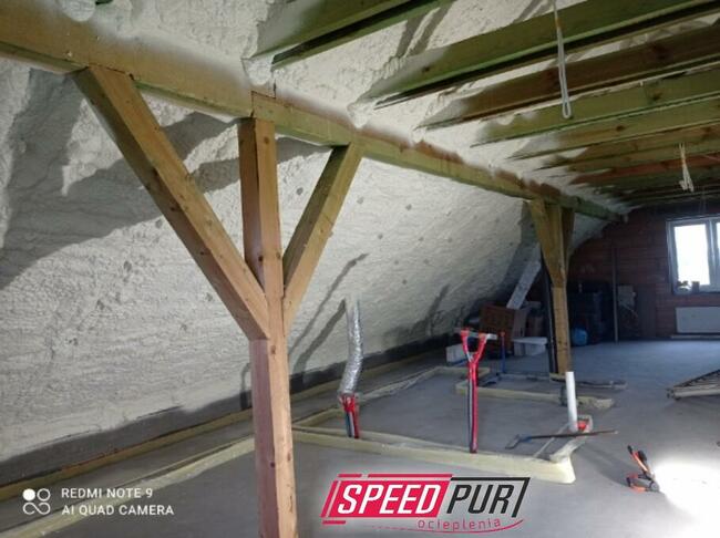 Piana PUR Ocieplanie Poddasze Wiązary Dach Strop Witnica