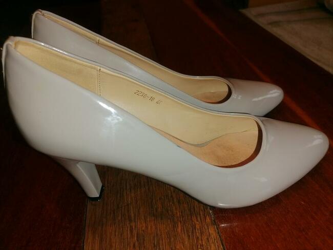 Buty damskie na obcasie w bdb stanie