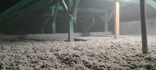 Docieplanie stropu poddasza celulozą Naprawa dachu po kunie