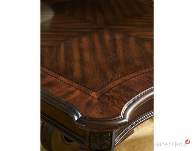 Stylowa jadalnia.Stół i krzesła.