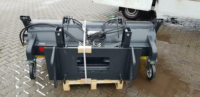 Zamiatarka hydrauliczna Kovaco do miniładowarek i ładowarek