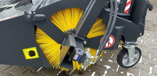 Zamiatarka hydrauliczna Kovaco do miniładowarek i ładowarek