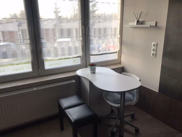 Stanowisko do manicure wynajmę w Salonie Fryzjerskim