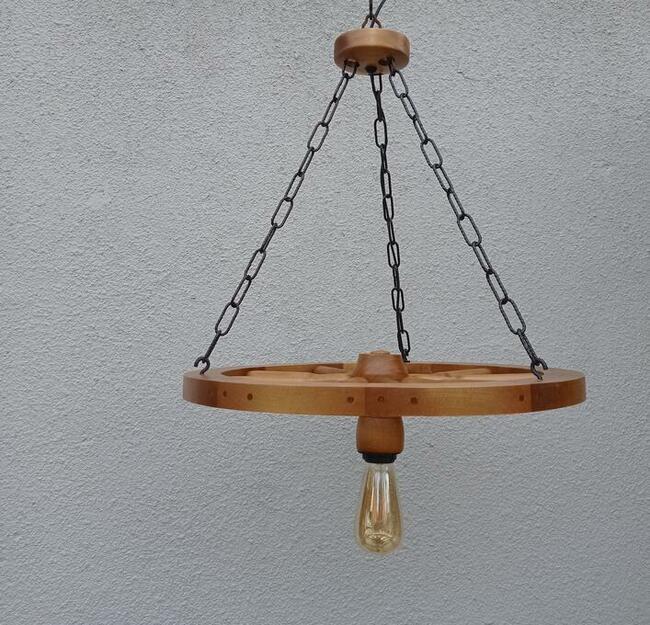 Lampa sufitowa koło wozu do altany