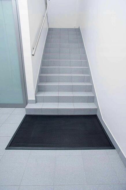 Wycieraczka mata gumowa pod drzwi najazd bolce 60x100cm