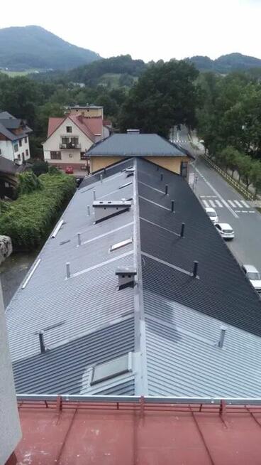 Malowanie dachów pokrytych dachówką, blachą, gontem.