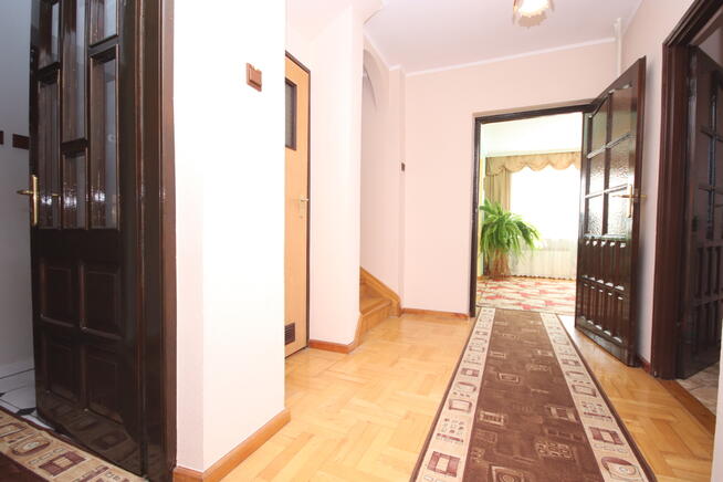 Solidny projekt, przestronne, jasne pomieszczenia