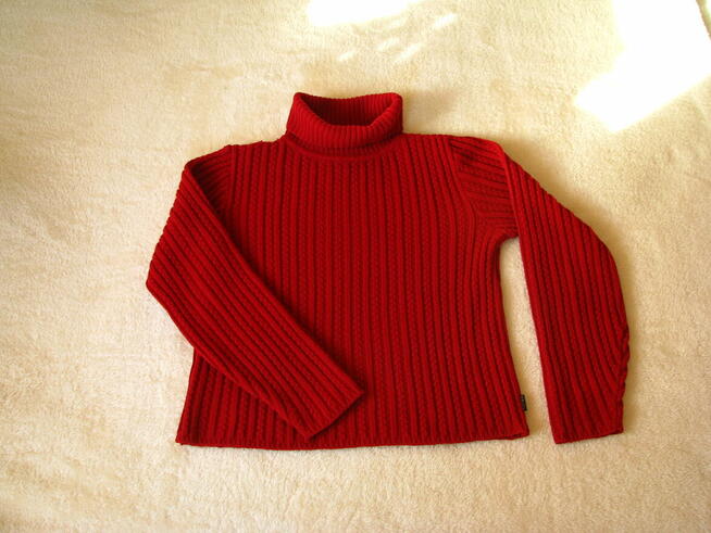 Elegancki, czerwony sweterek z golfem, rozm. M/L